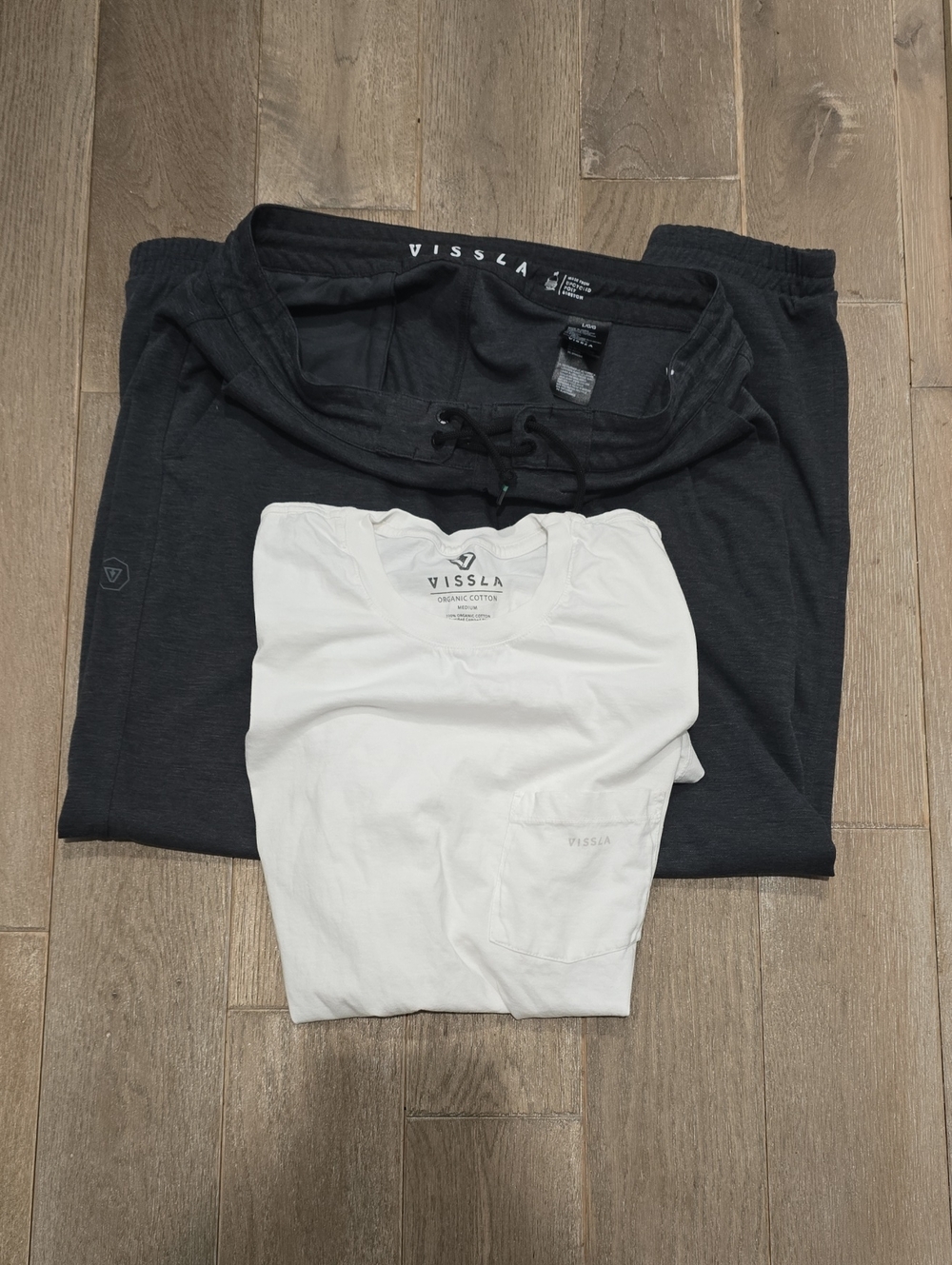 VISSLA Men's MEDIUM Short-Sleeve Pocket Tee in White and LARGE Gray Sweats
